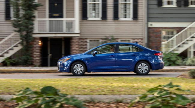 corolla, hybrid, toyota, 8 reasons why the 2020 toyota corolla hybrid is a great first car for teenagers