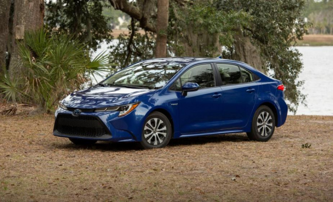 corolla, hybrid, toyota, 8 reasons why the 2020 toyota corolla hybrid is a great first car for teenagers