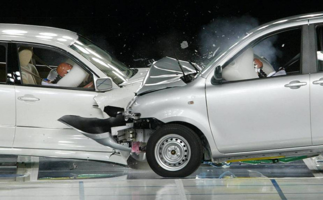 car accidents, safety, is it better to brace for impact or relax in a car accident?
