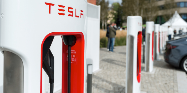 charging stations, destination charger, roaming, subsidies, supercharger, tesla, white house confirms nevi requirements; gets tesla on board