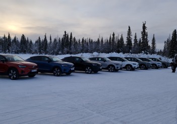 autos volvo, fun served cold: ice track driving with volvo