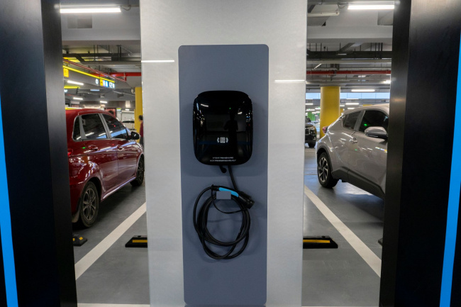 airplanes, how much does it cost to charge an electric car at an airport?