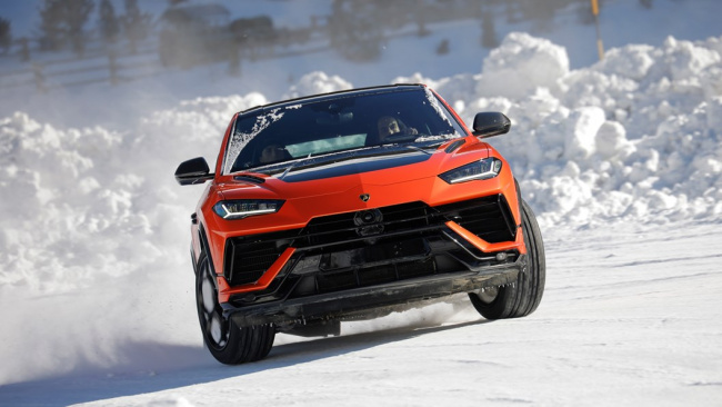 How to drive on ice: Lamborghini Urus Performante drifting and kicking up snow dust