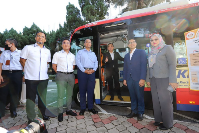 auto news, t851 bus malaysia, parliament malaysia, public transport, anthony loke, transport ministry, free shuttle bus to parliament now in service - bus to be escorted by outriders?
