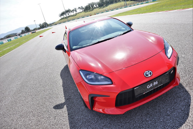 gazoo racing, malaysia, toyota, toyota gr, umw toyota motor, 2023 toyota gr86 launched in malaysia; manual and auto options