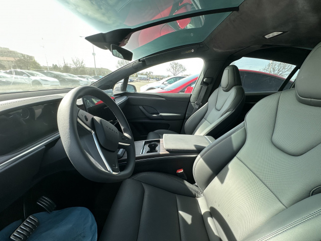 Tesla Model S and X with apparent new cameras, round steering wheels observed in CA