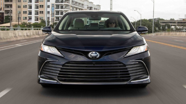 camry, crown, toyota, 2023 toyota camry has 1 huge benefit over toyota crown
