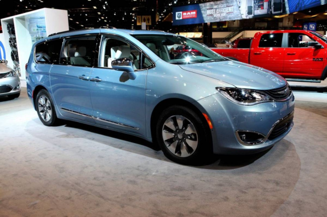 chrysler, hybrid, pacifica, the 2 best used chrysler pacifica hybrid years under $30,000 in 2023