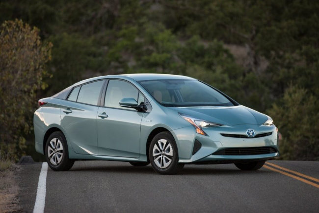 prius, toyota, 3 things to know before buying a 2017 toyota prius