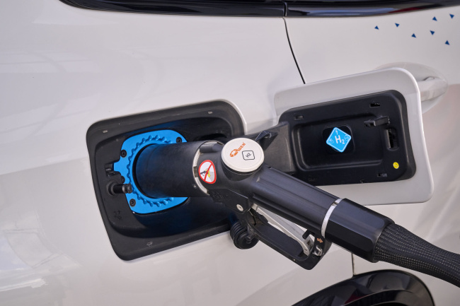 bmw ix5 hydrogen, bmw testing hydrogen-powered x5 on public roads – when it’s going on sale