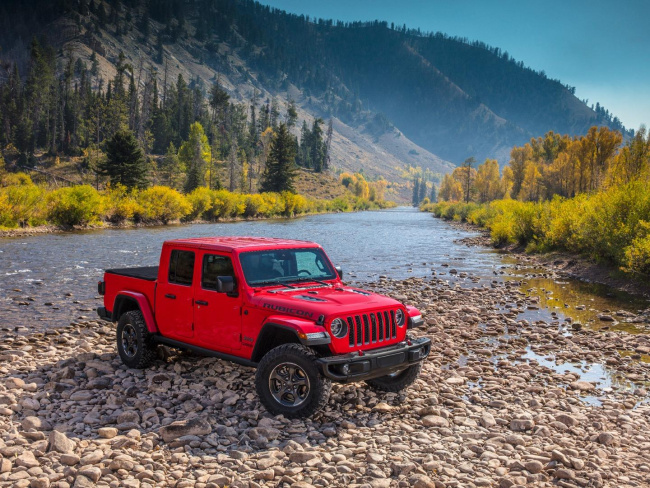 how do i connect my iphone to my jeep gladiator?