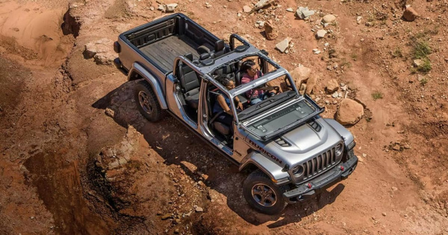 gladiator, jeep, 3 reasons you may want to avoid the 2023 jeep gladiator, according to truecar