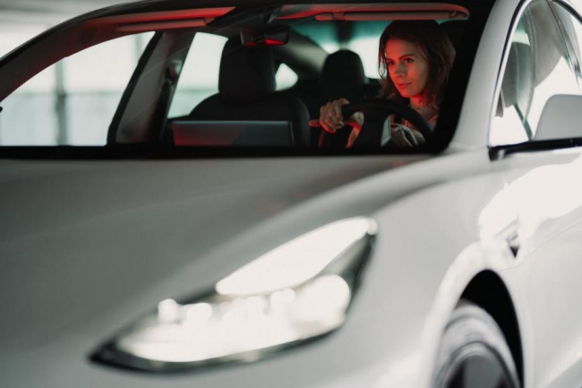 insurance, does car insurance actually cost more for women?