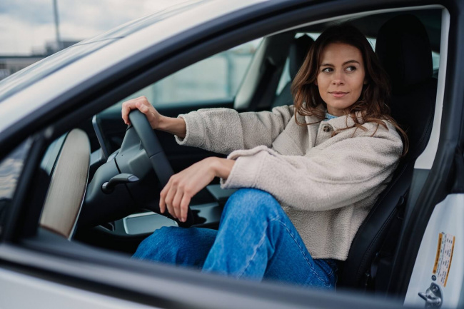 insurance, does car insurance actually cost more for women?