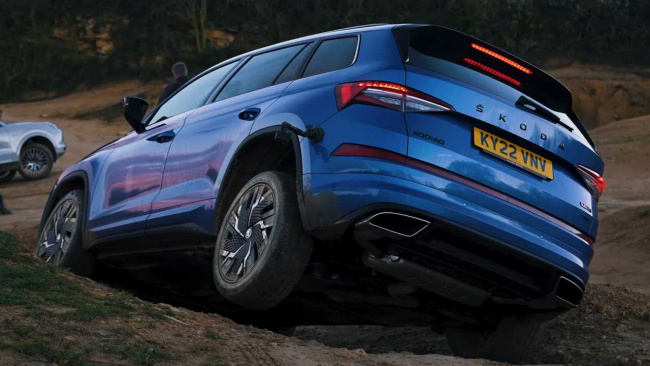 Skoda Kodiaq vRS navigates an off-road course with the left-side wheel in the air. 