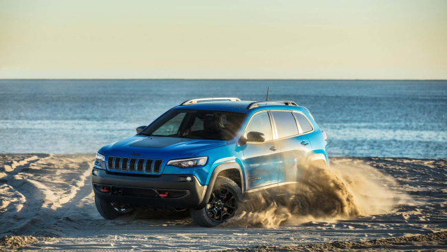 the last jeep cherokee rolls off the line at belvidere