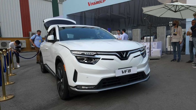 vinfast delivers first 45 vf 8 electric crossovers to us customers