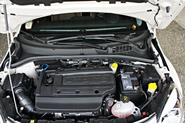 how to replace the car battery on a fiat 500x