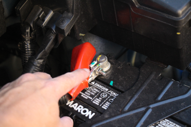 how to replace the car battery on a fiat 500x