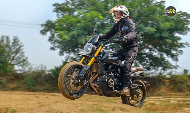 , moto morini seiemmezzo scrambler first ride review: ciao india!