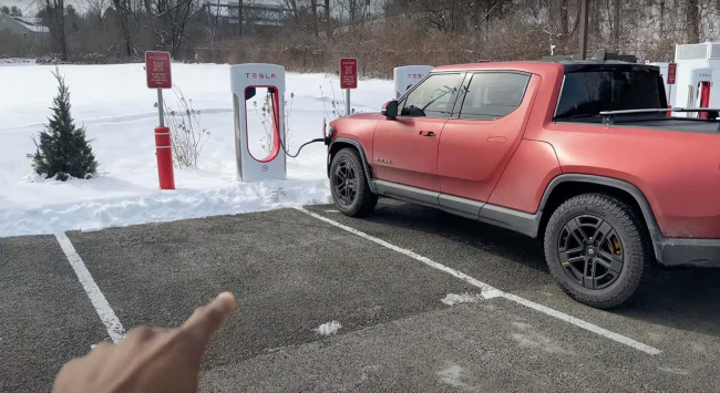 what it's like to charge a non-tesla at a tesla supercharger