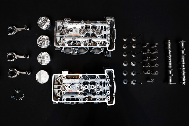 Street Triple 765 connecting rods, pistons, wrist pins, and other internal components are inspired by the Moto2 engine, with differences in finish or material. Notice the move to machined pistons (top three) versus a cast finish on the older piston (bottom).