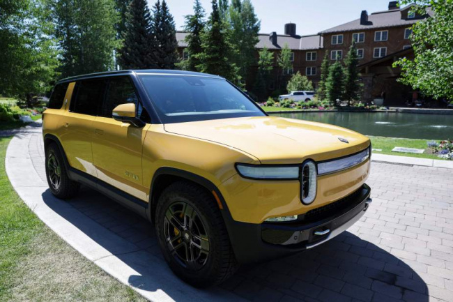 rivian, 3 reasons to choose the 2022 rivian r1s and 3 reasons to not