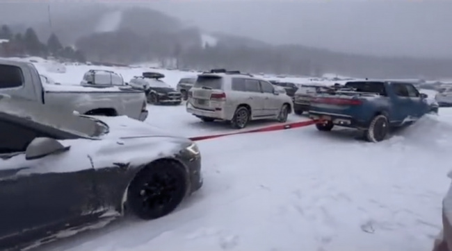 Tesla Model S helps out Rivian R1T stuck in snow