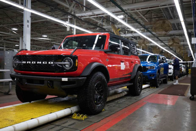 bronco, ford, ford bronco resale value leaves jeep wrangler back on the trail