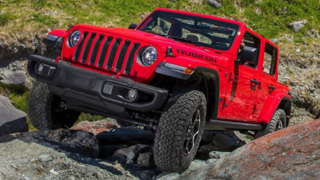 gladiator, jeep, trucks, does the jeep gladiator have a truck engine?