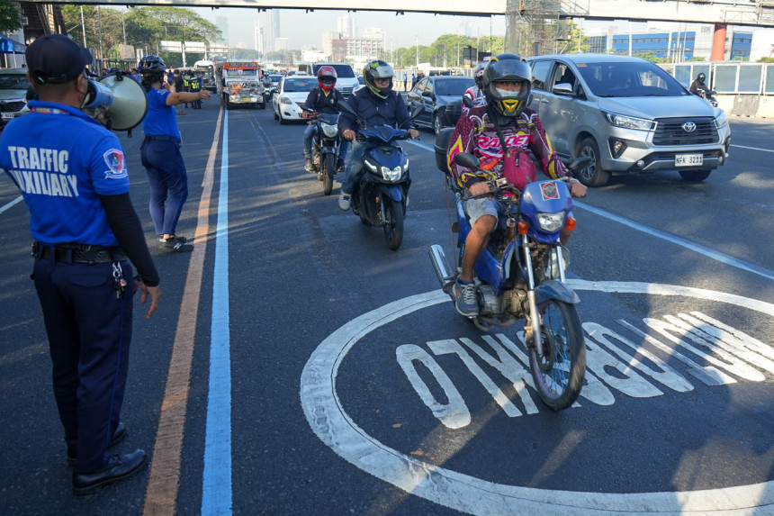commonwealth, mc lane, mmda, motorcycle safety, mmda: 949 riders flagged down, other roads may soon have mc lane