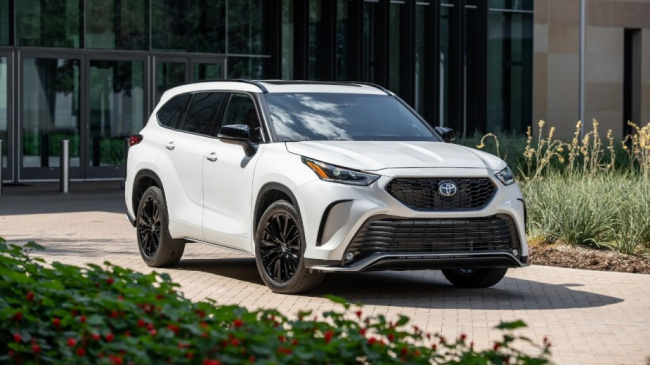 highlander, honda, pilot, small midsize and large suv models, toyota, what does the 2023 toyota highlander have that the 2023 honda pilot doesn’t