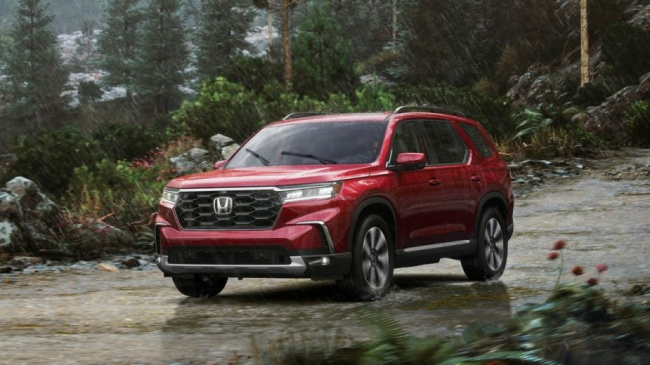 highlander, honda, pilot, small midsize and large suv models, toyota, what does the 2023 toyota highlander have that the 2023 honda pilot doesn’t