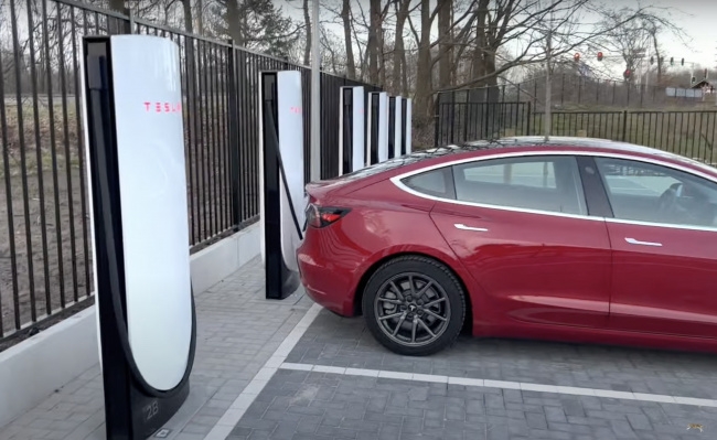 Tesla Supercharger V4 gets early tests from EV owners
