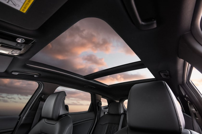 technology, design, pros and cons of cars with panoramic sunroofs