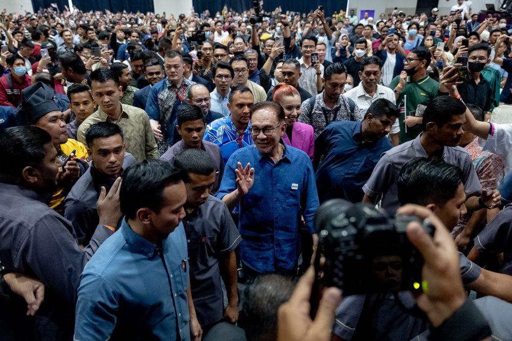 auto news, public transportation malaysia, public transportation infrastructure, anwar ibrahim, pm anwar pushing ministry to draw up better public transport infrastructure