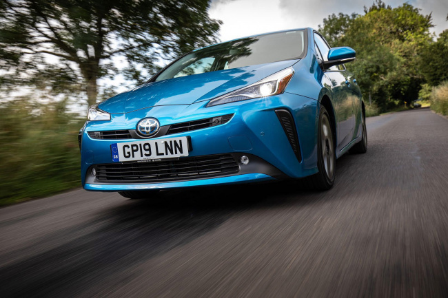 saving money, electric cars, best hybrid cars, what is a hybrid car and should you buy one?