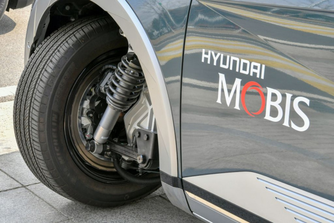 autos hyundai, hyundai mobis develops the in-wheel system, an electric motor inside the wheels