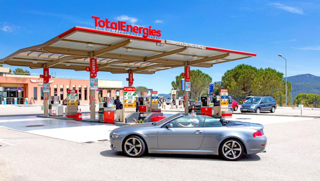 Prominent gas station sells thousands of stores to fund EV charging