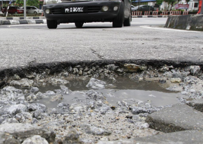 autos news, highway concessionaires given full allocations for road repairs, dewan rakyat told