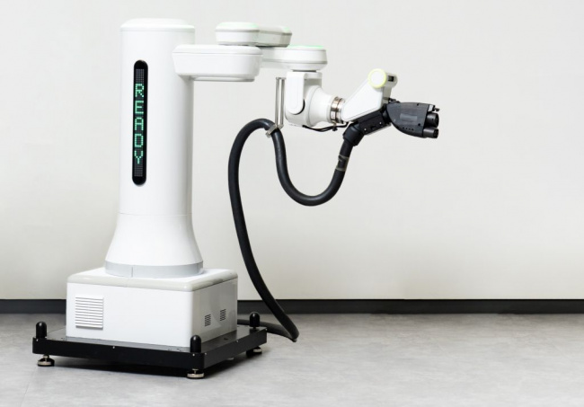 autos hyundai, hyundai unveils automatic charging robot for evs