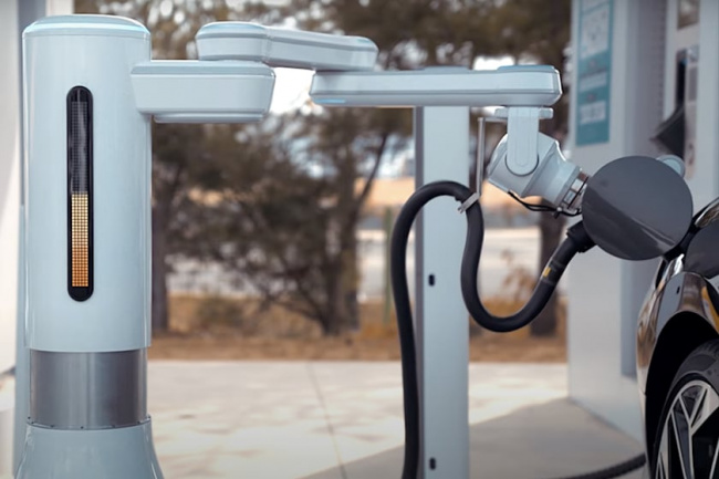 video, technology, hyundai shows off automatic charging robot for electric vehicles