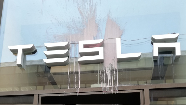 Tesla store attacked with paint bombs and posters by anti-Giga Berlin protesters