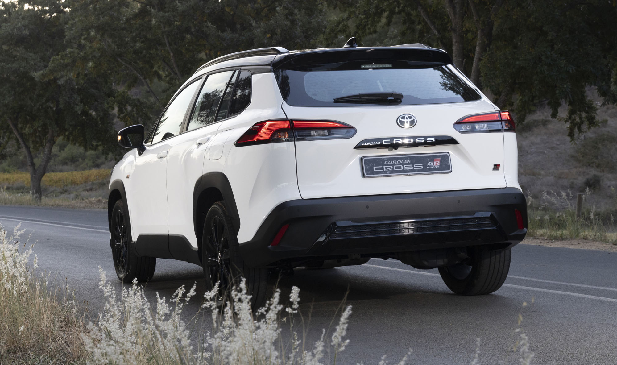 toyota, toyota corolla cross, toyota corolla cross gr-sport hybrid, entry-level vs top-end toyota corolla cross – the difference r114,000 makes