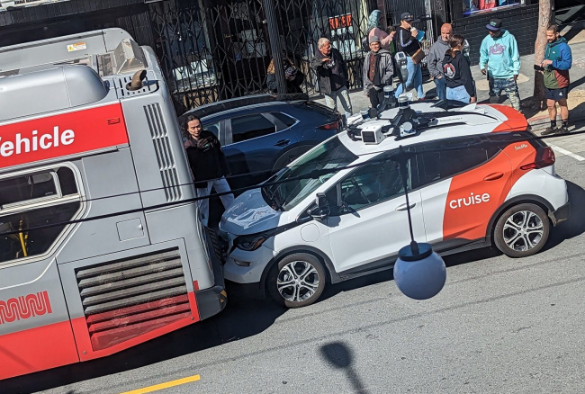 Cruise shares comment after robotaxi crashes into San Francisco Muni bus