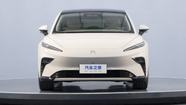 ev, report, rising auto f7 from saic launched in china with swappable batteries. starts at 30,500 usd