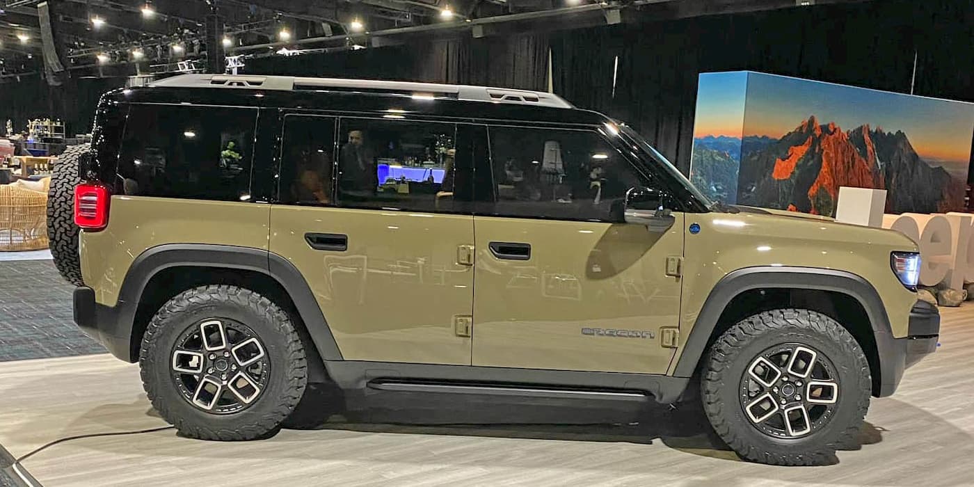 jeep shows off its recon moab 4xe electric vehicle concept to dealers [images]