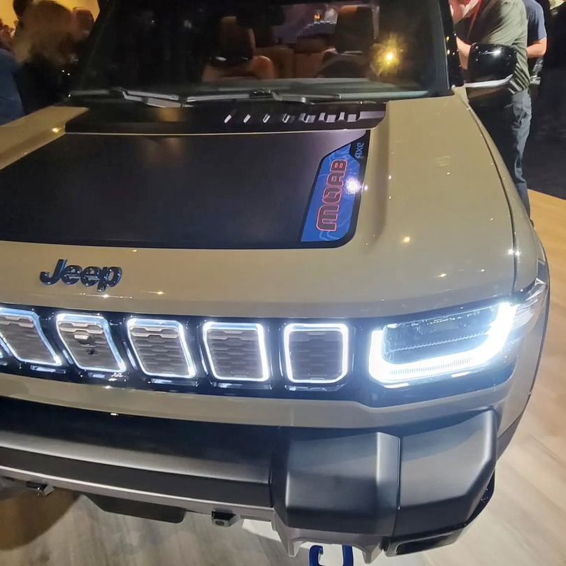 jeep shows off its recon moab 4xe electric vehicle concept to dealers [images]