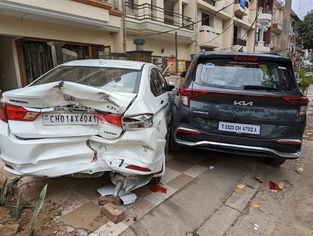 woman rams fortuner into kia carens and two more cars; swaps seat afterwards 