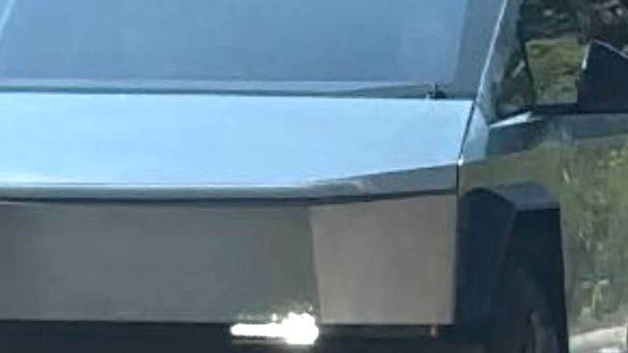 tesla cybertruck spotted without its massive windscreen wiper